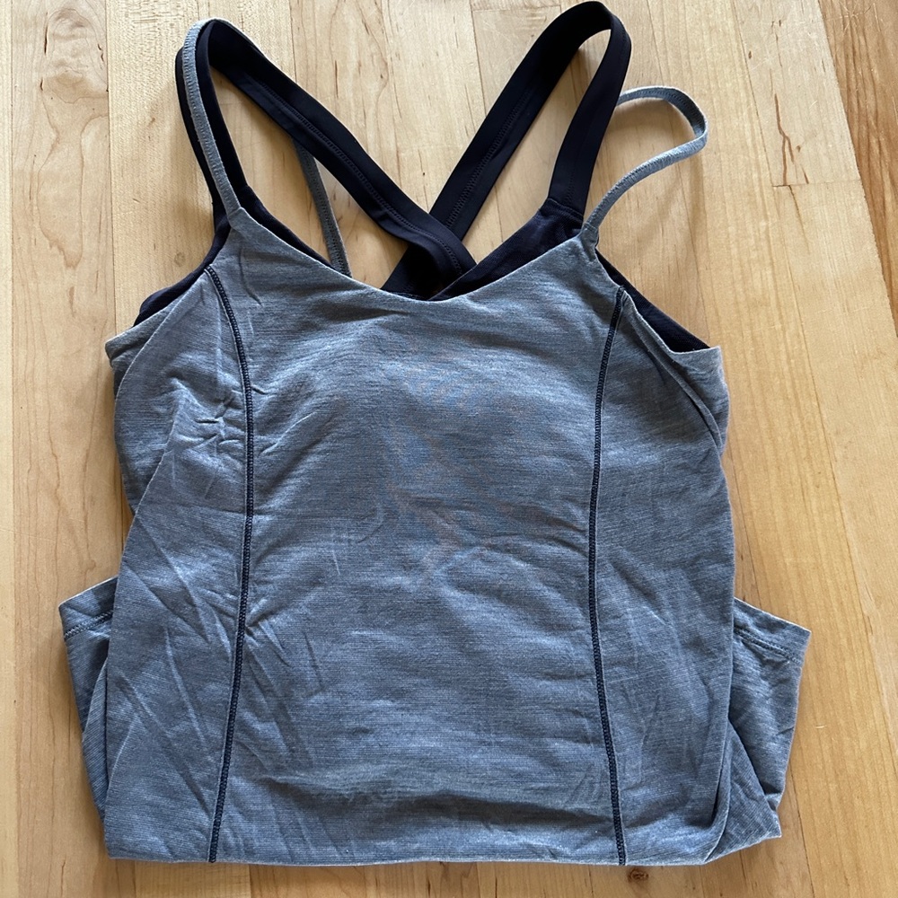 3/$20 ✨ Lululemon Strappy, double lined tank top - Navy and Light blue | size 8